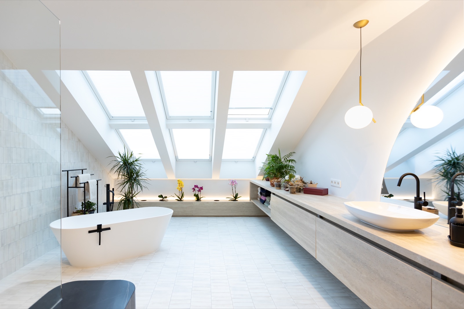Salle de bain Vanneaux — baignoire îlot, double vasque chêne, verrière de toiture