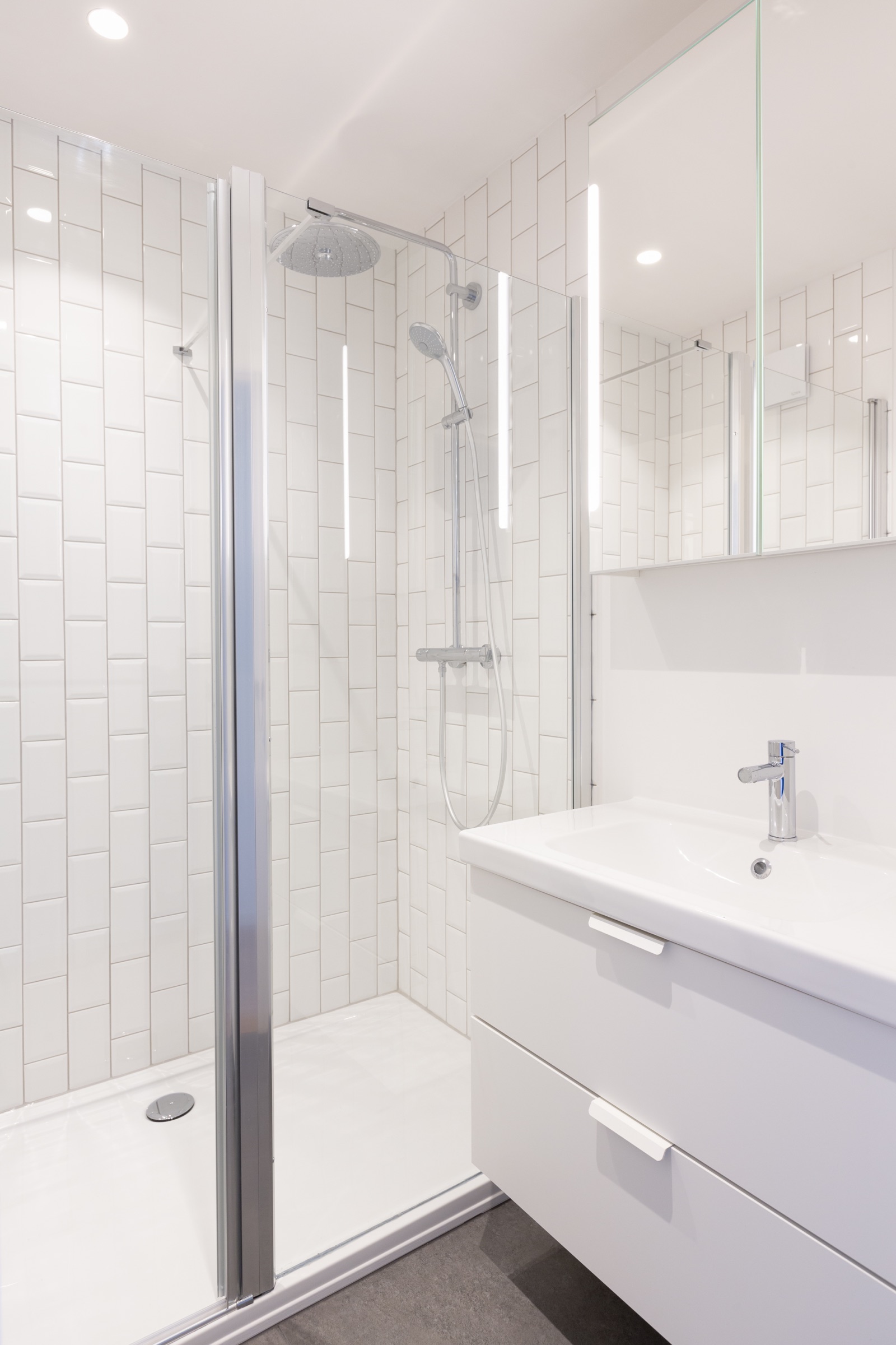 Whitlock — salle de bain contemporaine, faïences blanches